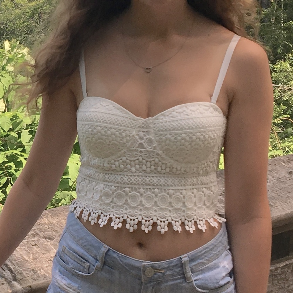 ✨SOLD✨EUC white lace crop bustier